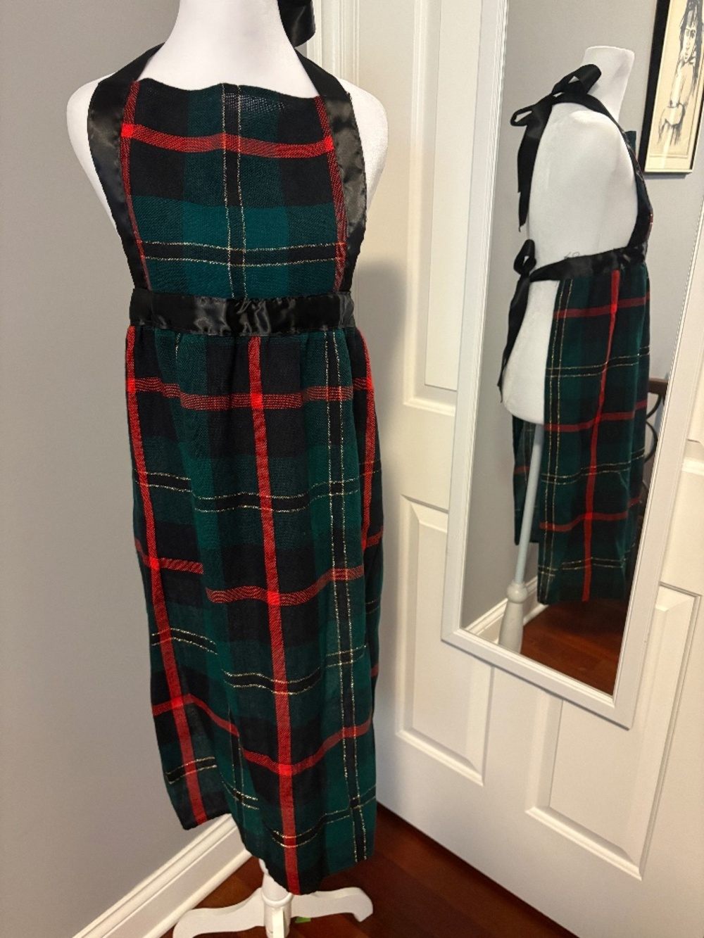 Vintage Holiday Charm: Classic Tartan Plaid Full-Length Hostess Apron